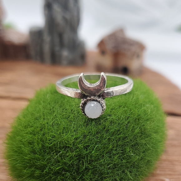 Silver Moonstone Ring Size 7 R809
